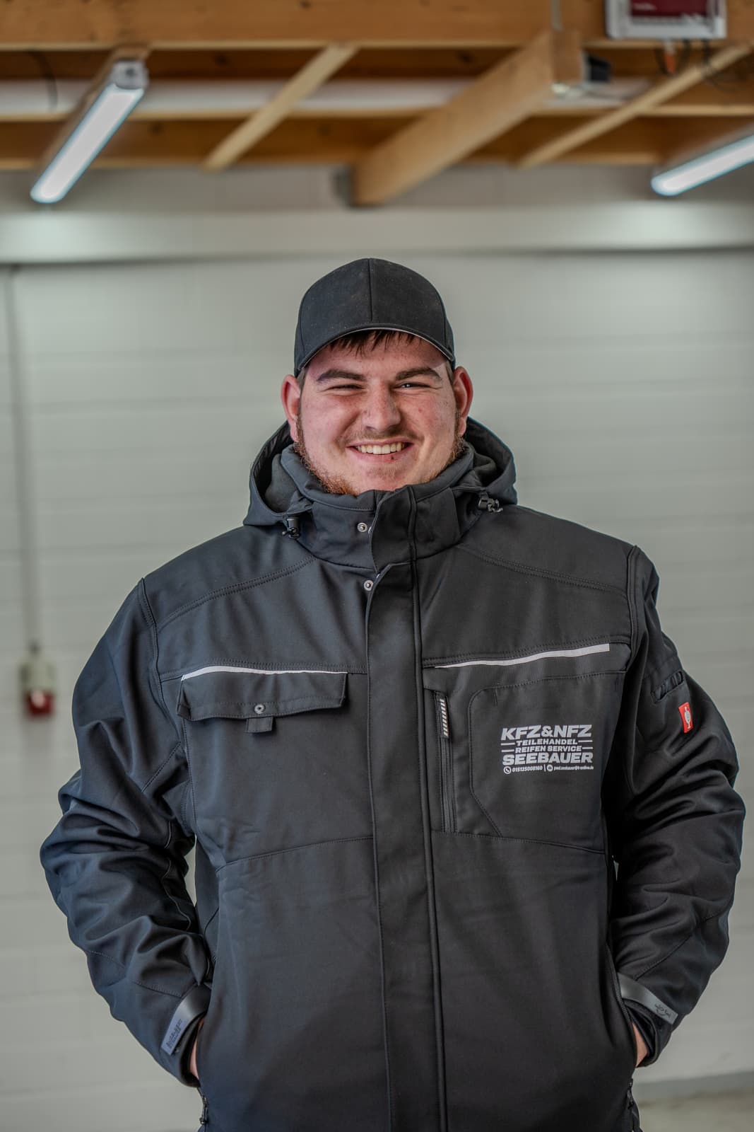 Paul Seebauer in seiner Werkstatt in der Seebauer-Arbeitsjacke